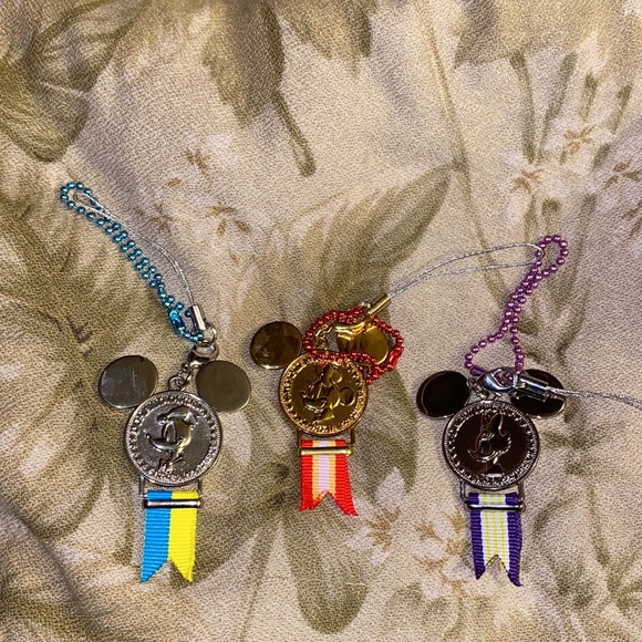 New Disney Mascot Medal Keychains - Picture 2 of 6